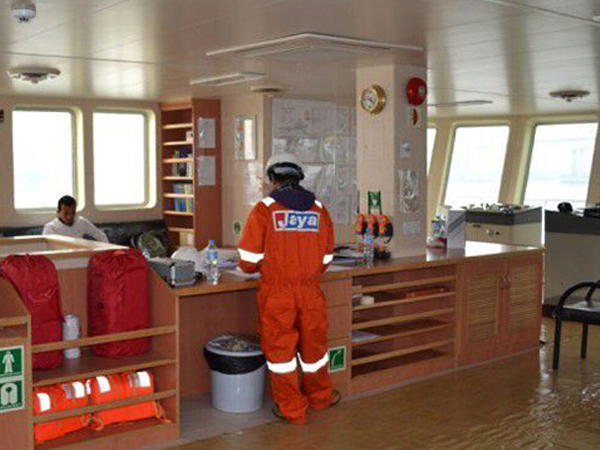 風吹雨淋後的船舶家具依然保持原有的感覺